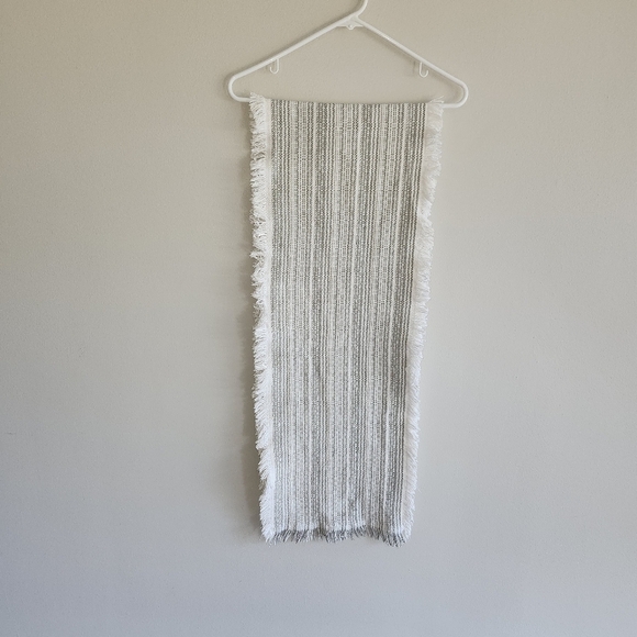 Elegant White and Gray Table Runner - Picture 4 of 4